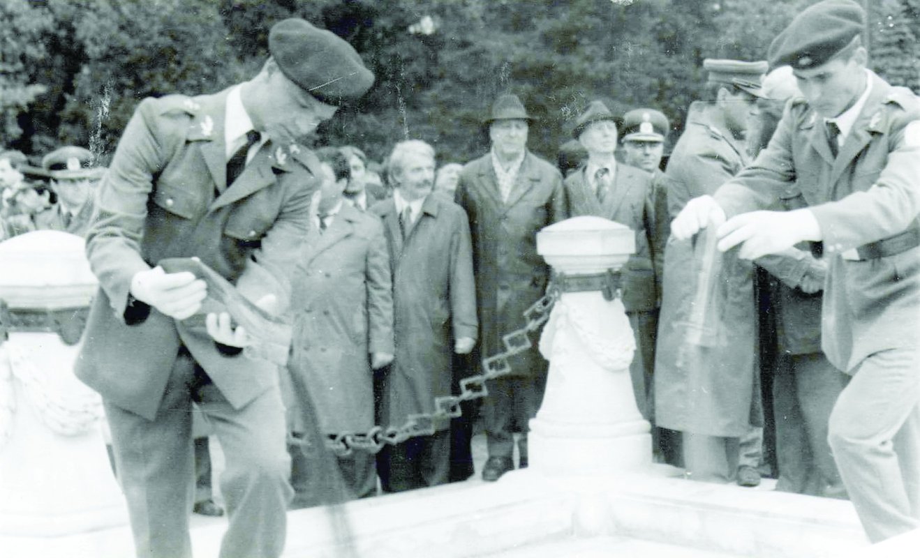 „Pe oasele lui odihnește pământul României întregite” 165380