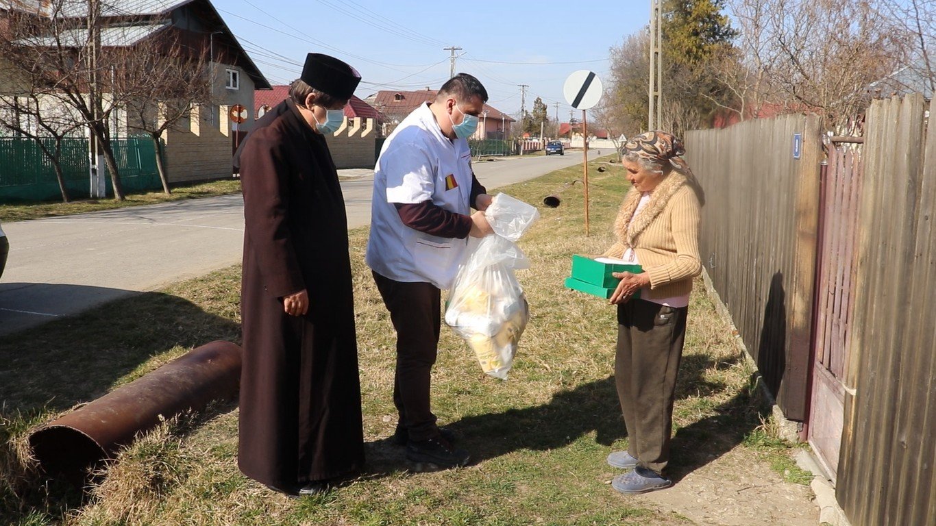 Voluntarii de la Paraclisul Catedralei Naţionale în sprijinul semenilor 165674