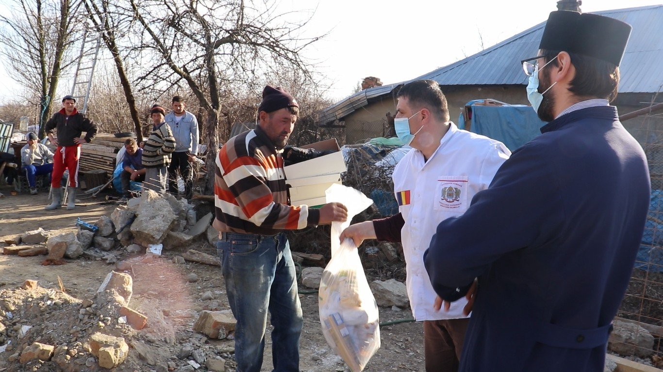 Voluntarii de la Paraclisul Catedralei Naţionale în sprijinul semenilor 165675