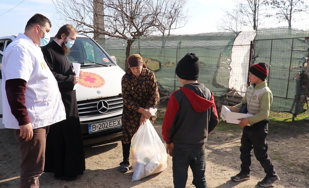 Voluntarii de la Paraclisul Catedralei Naţionale în sprijinul semenilor 165676