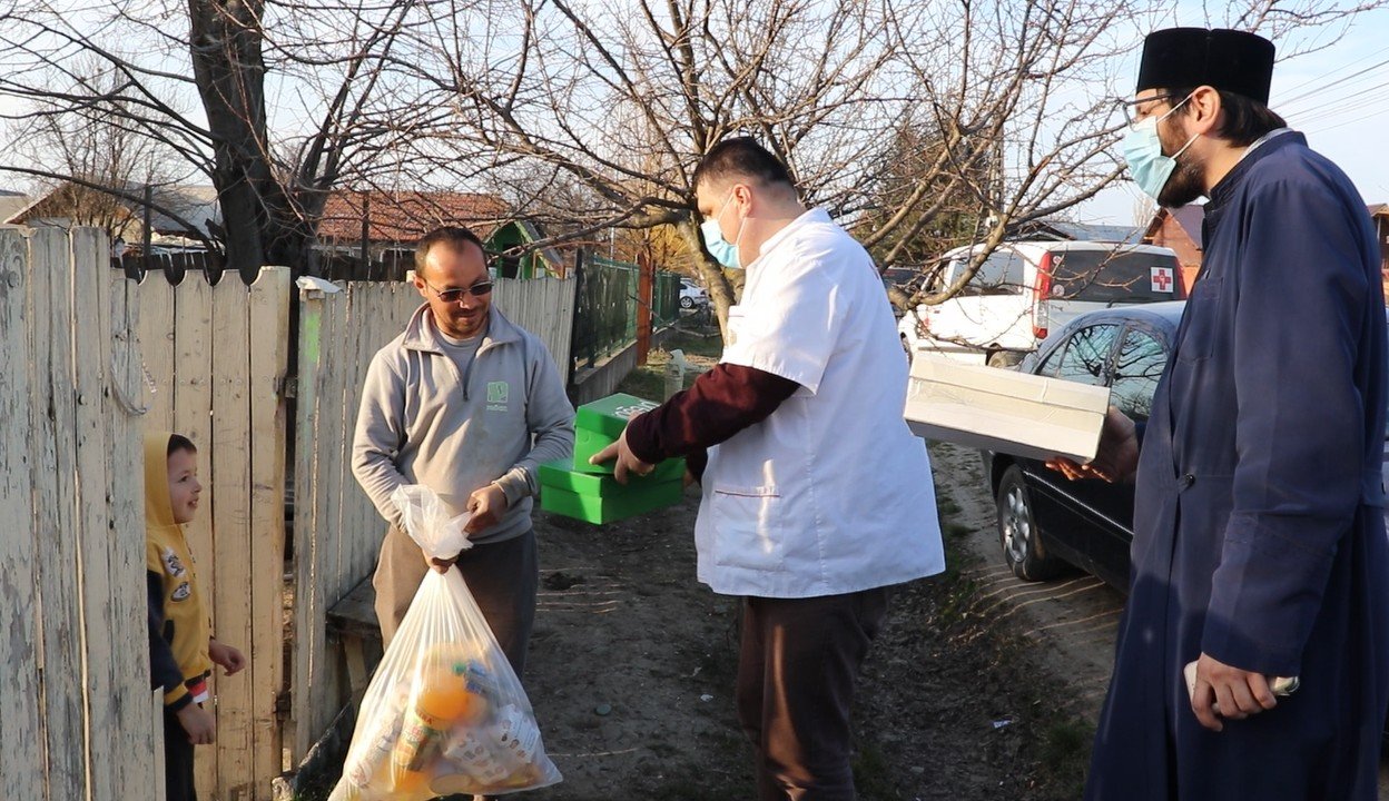 Voluntarii de la Paraclisul Catedralei Naţionale în sprijinul semenilor 165677