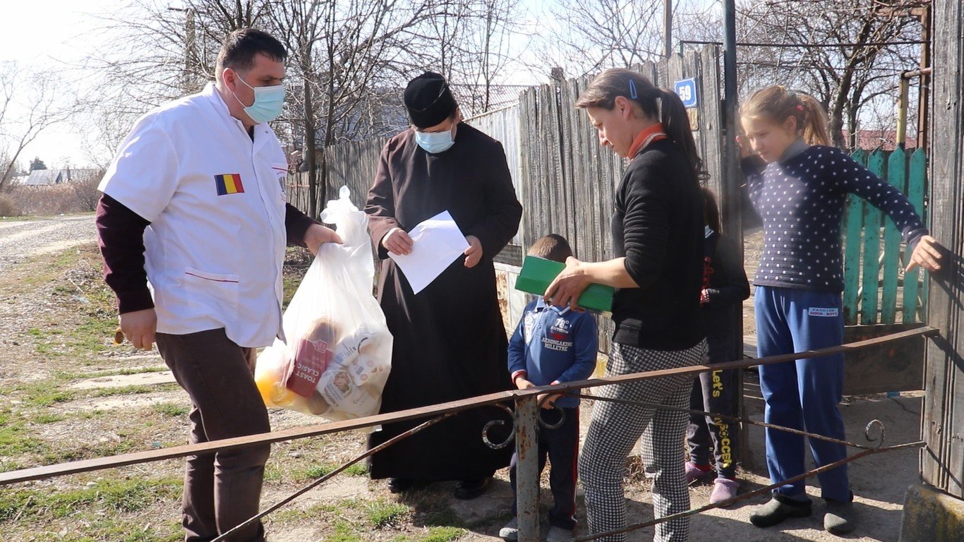 Voluntarii de la Paraclisul Catedralei Naţionale în sprijinul semenilor 165678