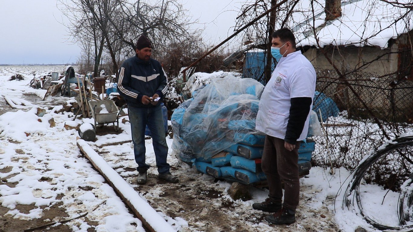 Voluntarii campaniei „Implică-te! Împreună reușim mai mult!” ridică o casă 165836