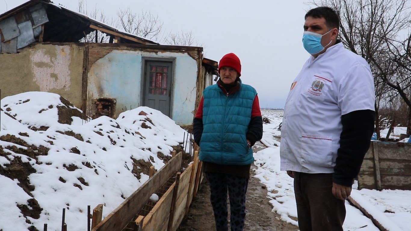 Voluntarii campaniei „Implică-te! Împreună reușim mai mult!” ridică o casă 165837