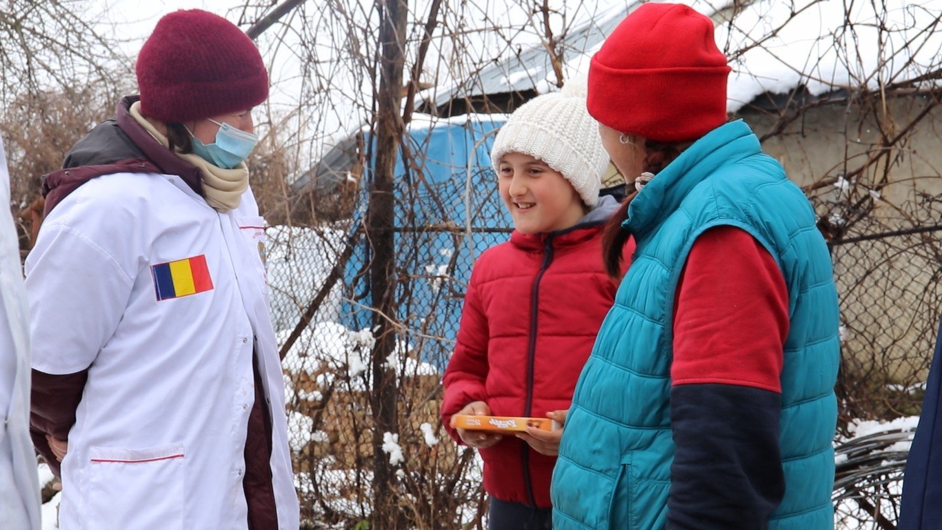 Voluntarii campaniei „Implică-te! Împreună reușim mai mult!” ridică o casă 165838