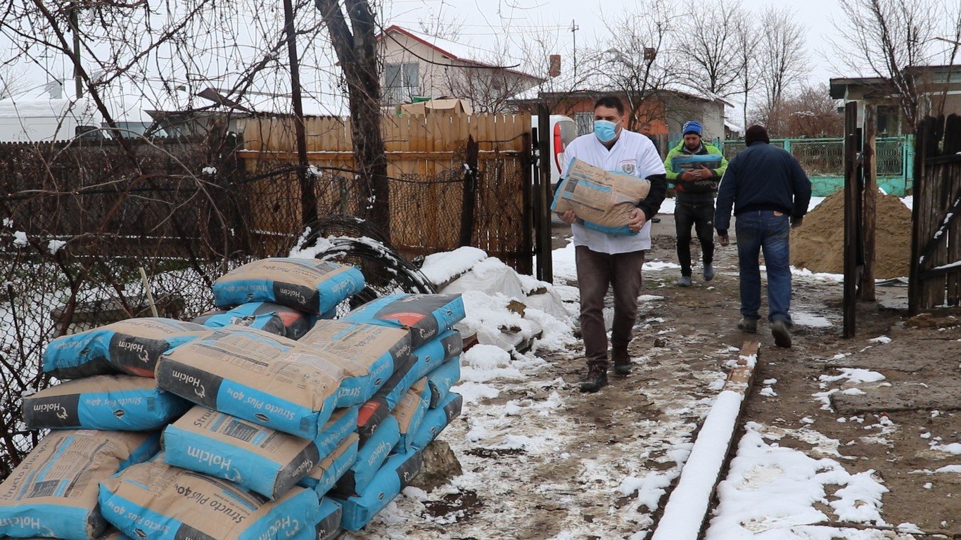Voluntarii campaniei „Implică-te! Împreună reușim mai mult!” ridică o casă 165839