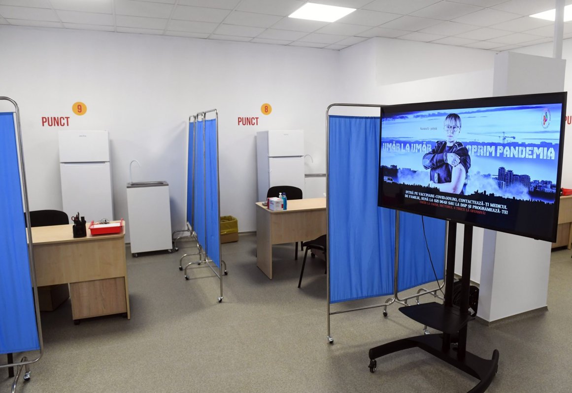Programarea la vaccinare a populației se face online  sau prin telefon 166095