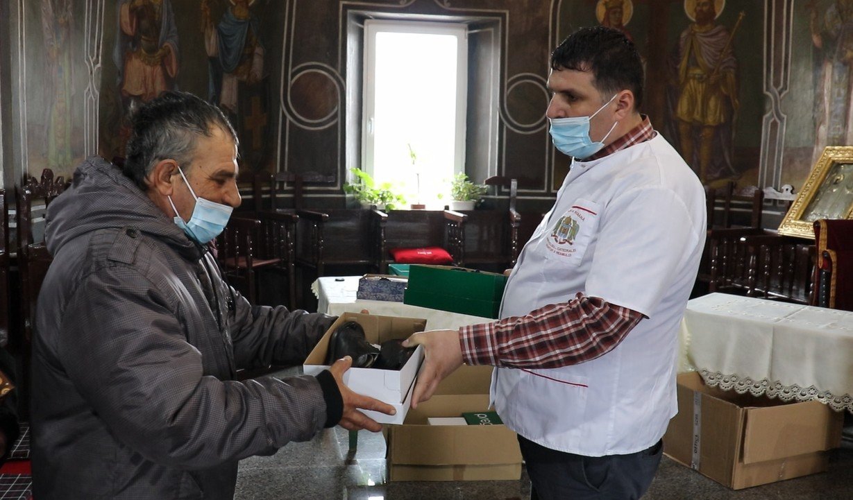 Încălțăminte pentru 100 de persoane din partea voluntarilor bucureșteni  166439