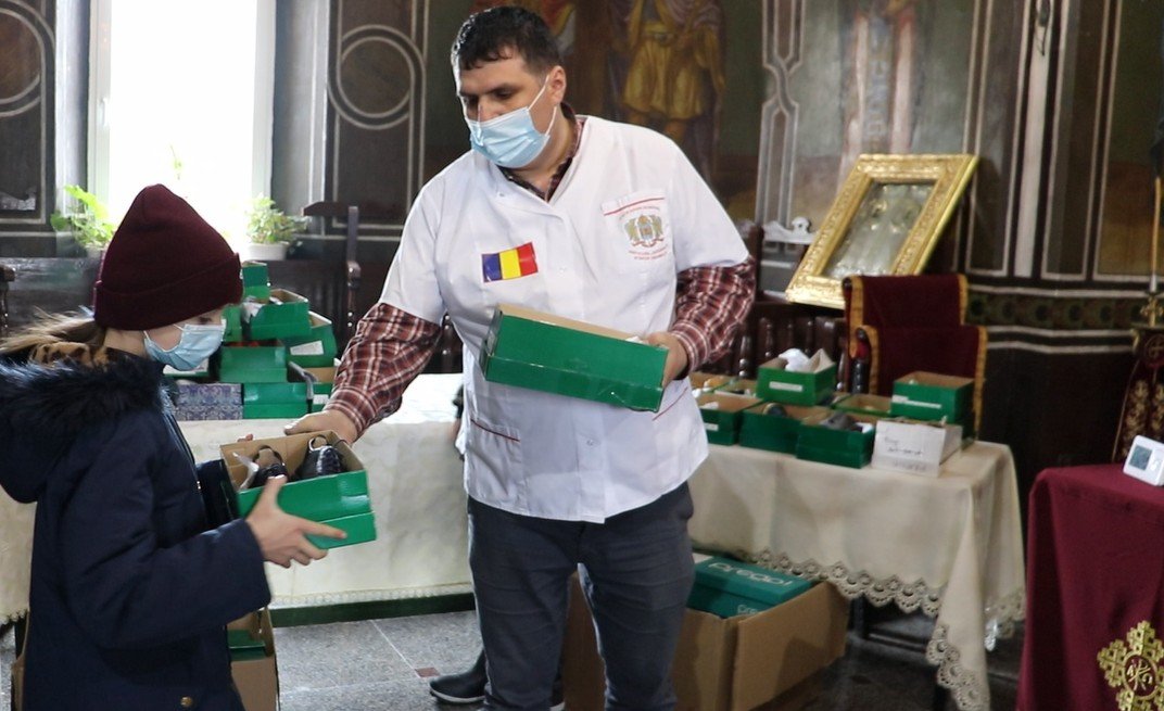Încălțăminte pentru 100 de persoane din partea voluntarilor bucureșteni  166440