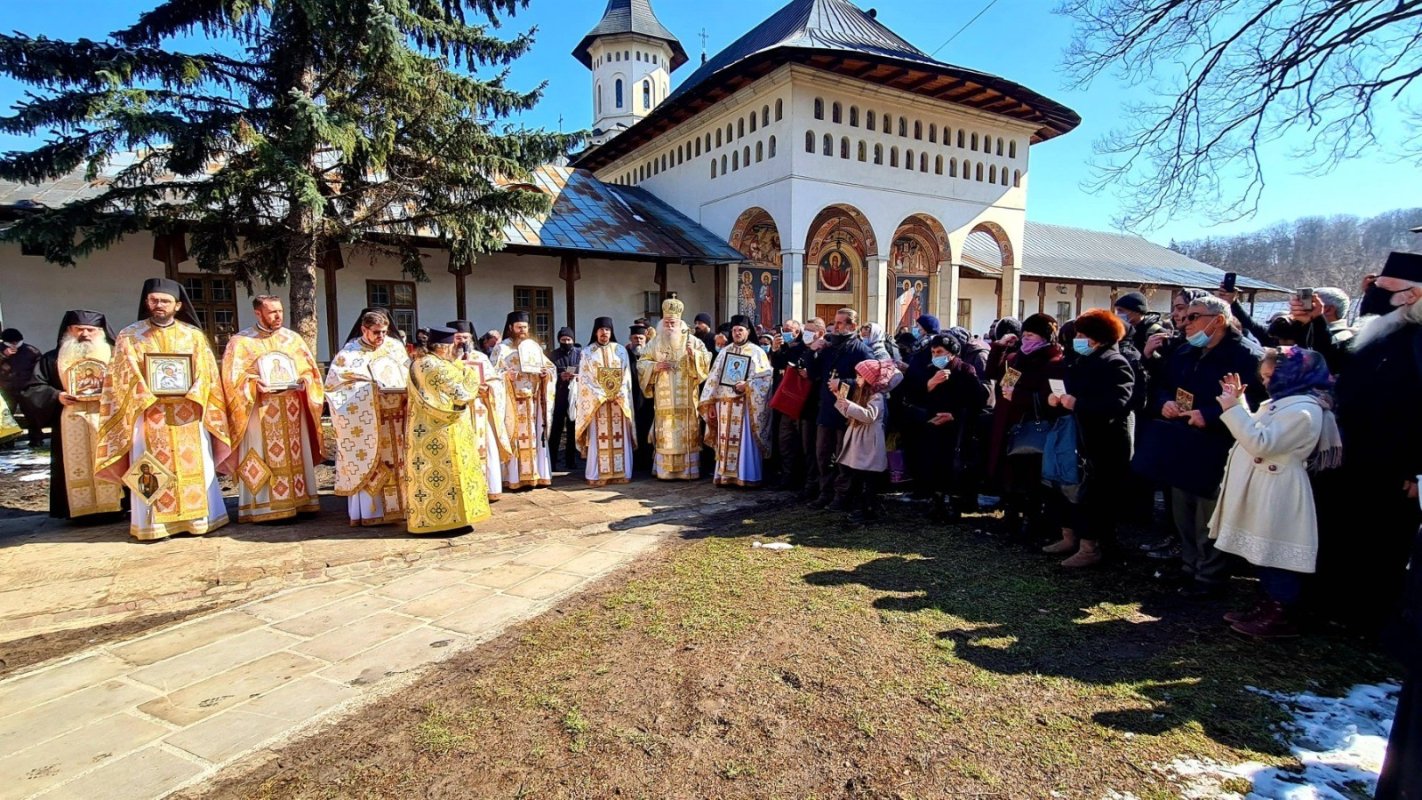Liturghie arhierească și procesiune cu moaștele Sfântului Ioan cel Nou la Suceava 166570