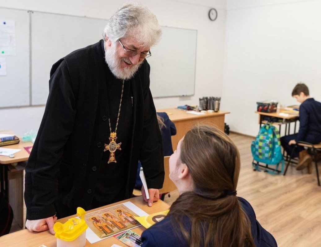 Profesorul de religie  şi preotul: prieteni devotaţi sufletului elevului 167016