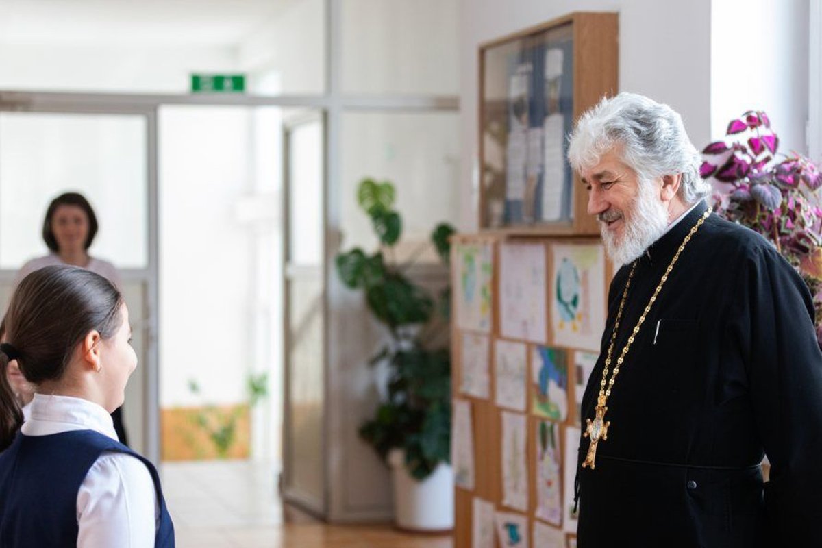 Profesorul de religie  şi preotul: prieteni devotaţi sufletului elevului 167017