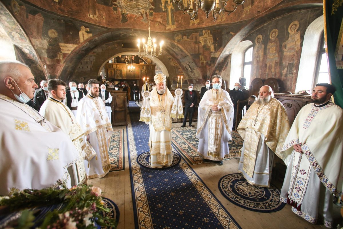 Liturghie arhierească în Parohia Sibiel, judeţul Sibiu 167053