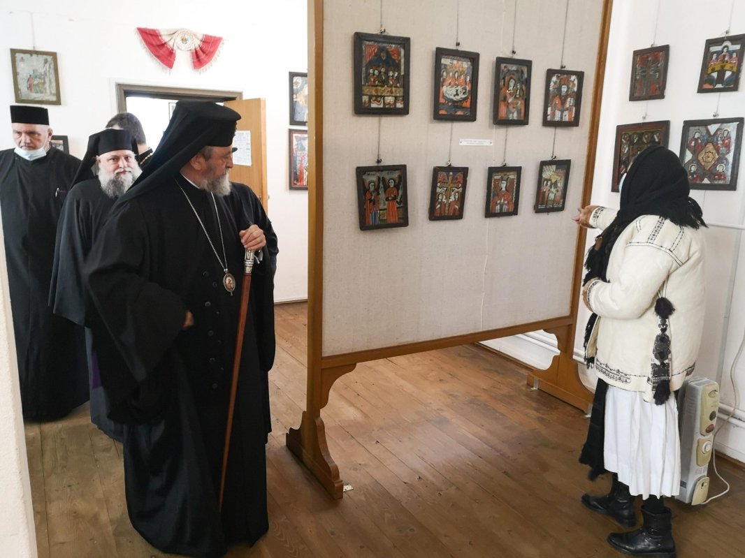 Liturghie arhierească în Parohia Sibiel, judeţul Sibiu 167057