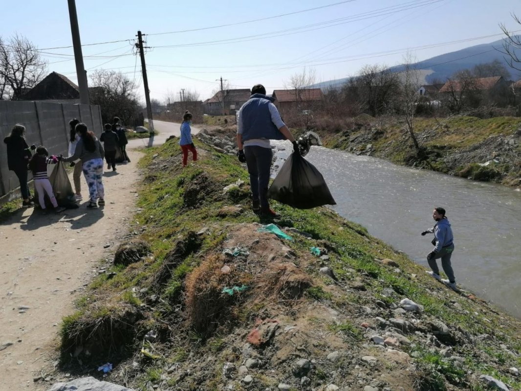 Acțiunea de ecologizare „Apă curată, pentru o viață sănătoasă”, în Alba 167310