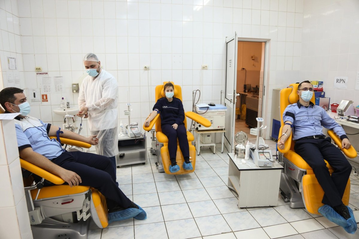 Poliţiştii sibieni, implicaţi în campania „Donează sânge, salvează o viaţă!” 167313