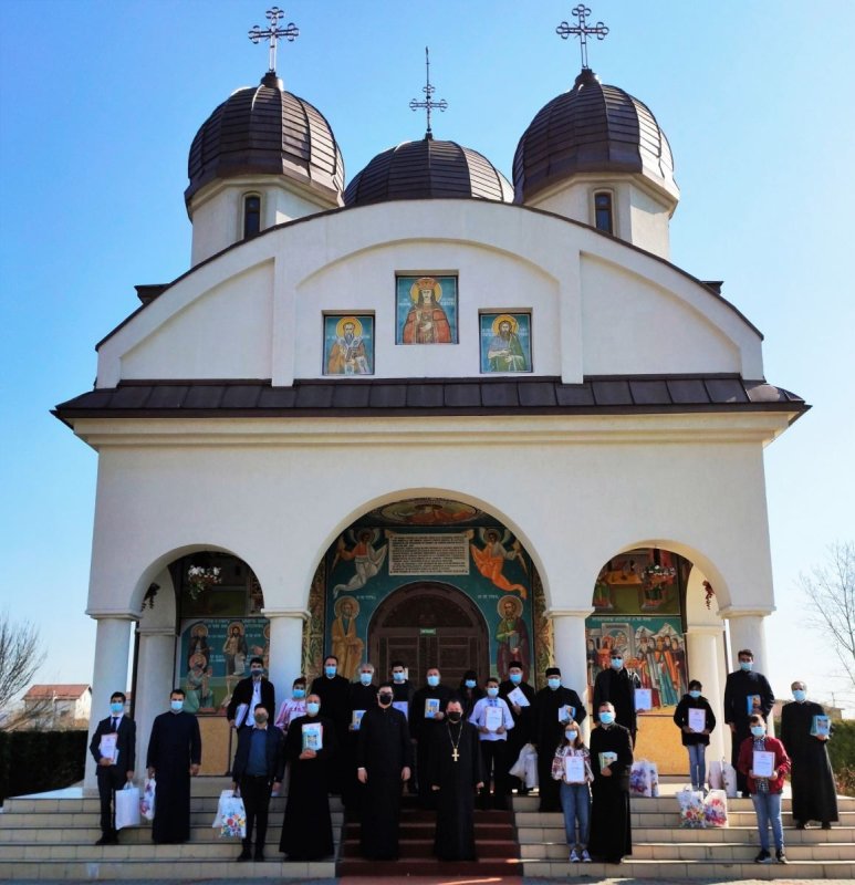 Premii pentru elevii dâmboviţeni care au participat la Concursul „Biserica - familia românilor de pretutindeni” 167323