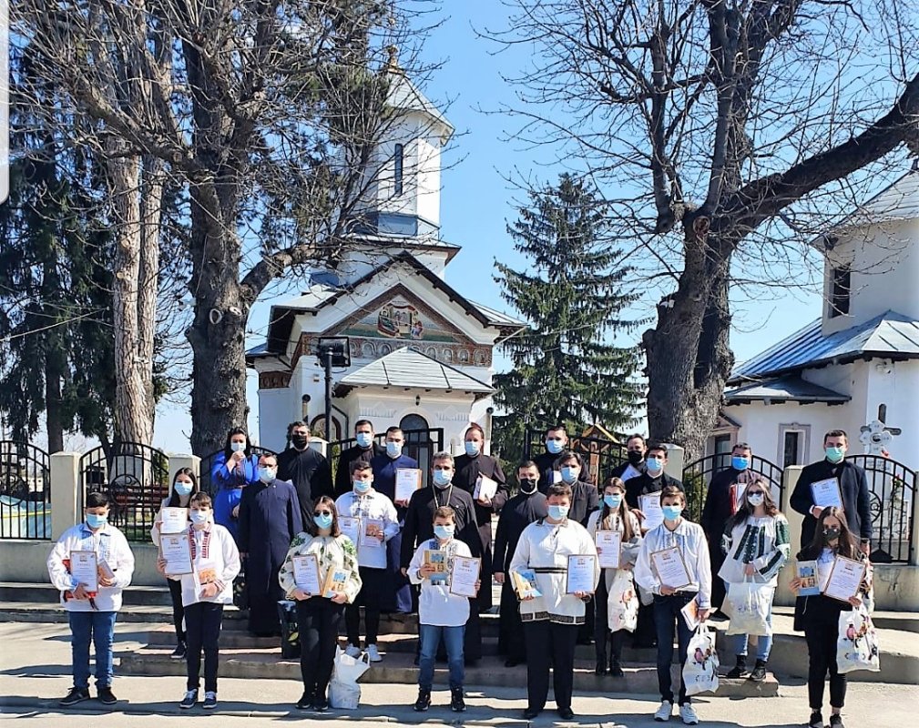 Premii pentru elevii dâmboviţeni care au participat la Concursul „Biserica - familia românilor de pretutindeni” 167324