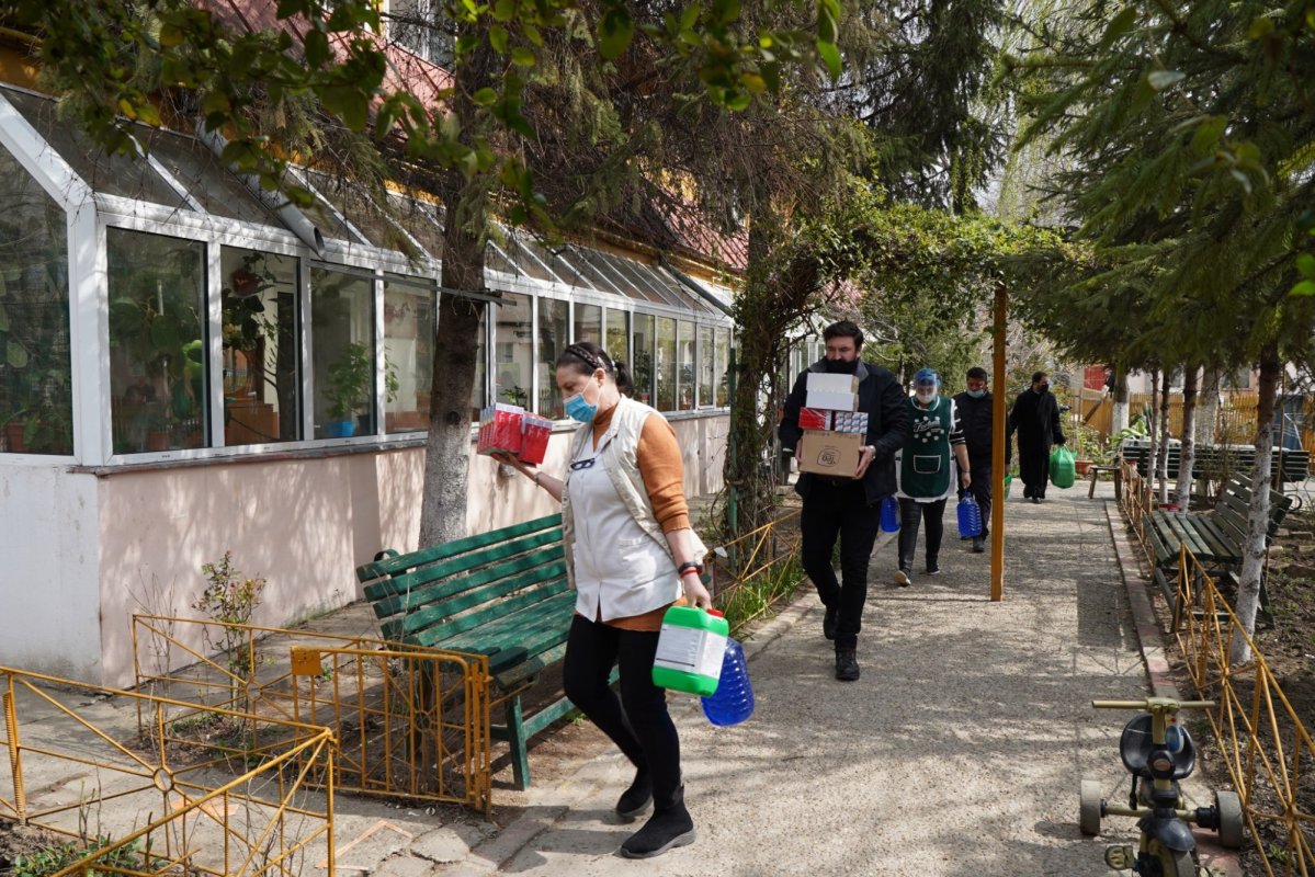 Daruri pentru copii și vârstnici  de la două centre din Galați  167603