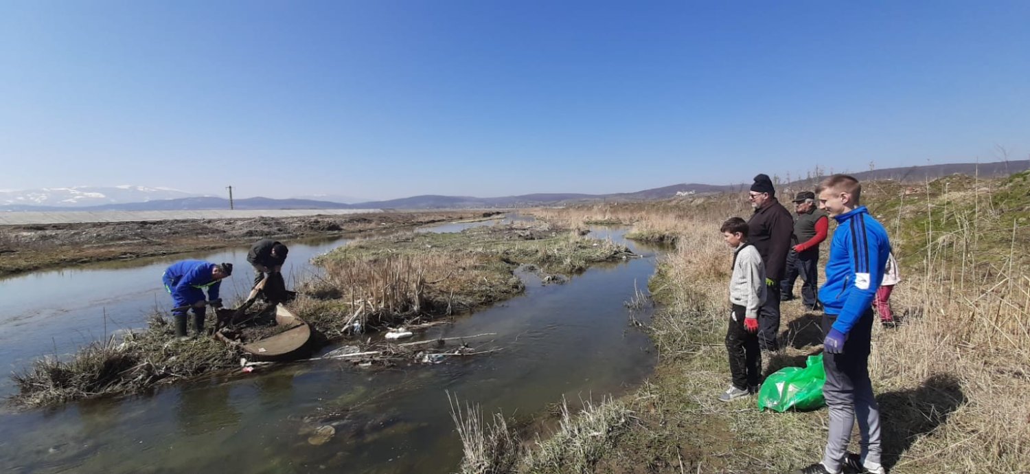 Credincioşi din Avrig, voluntari într-o campanie de ecologizare 167859