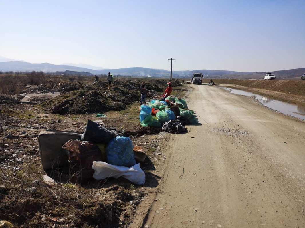 Credincioşi din Avrig, voluntari într-o campanie de ecologizare 167860