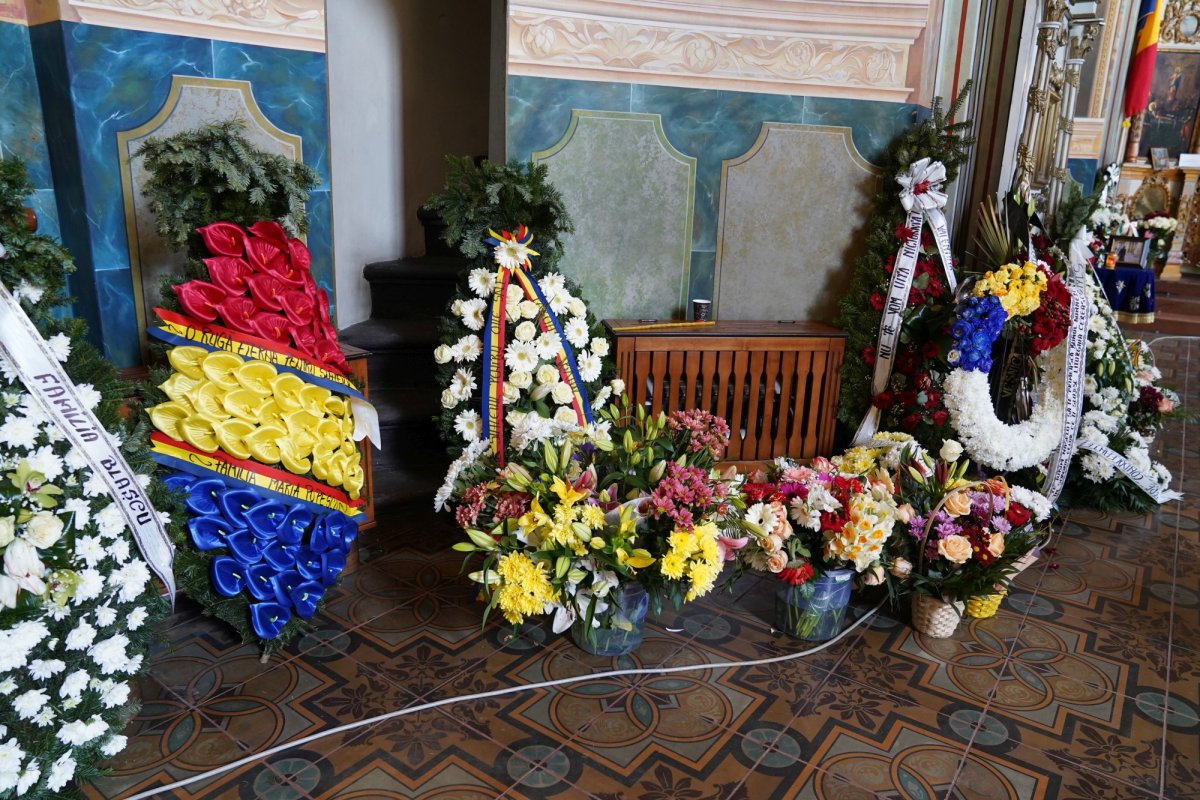 Părintele Dumitru Merticariu a fost înmormântat lângă biserica unde a slujit aproape trei decenii 168053