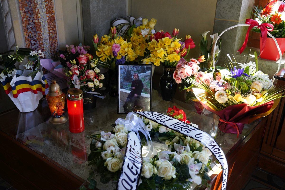 Părintele Dumitru Merticariu a fost înmormântat lângă biserica unde a slujit aproape trei decenii 168058