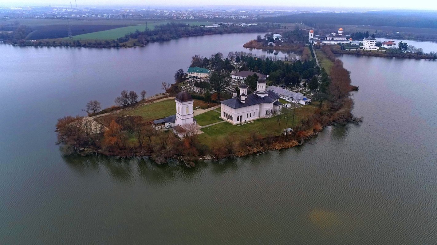 Istorie, credinţă  şi înnoire în Lavra Sfântului Calinic 168127