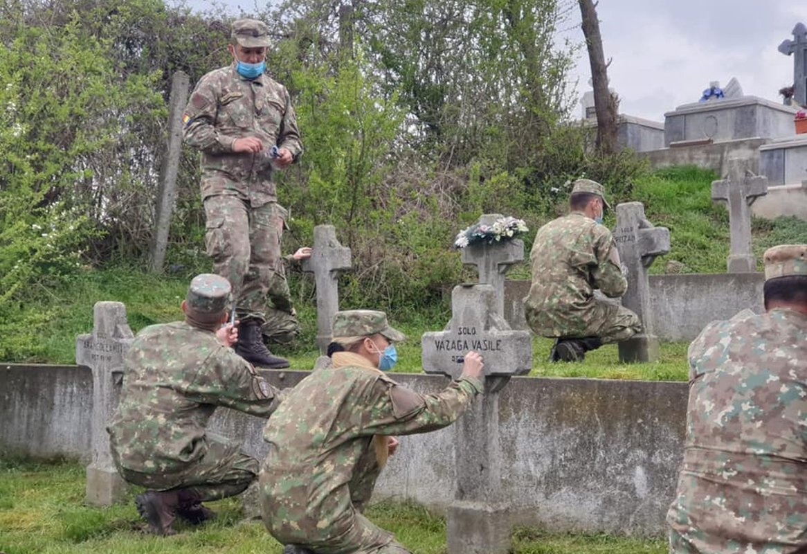 Acțiune de igienizare a Cimitirului Eroilor din Alba Iulia 168995