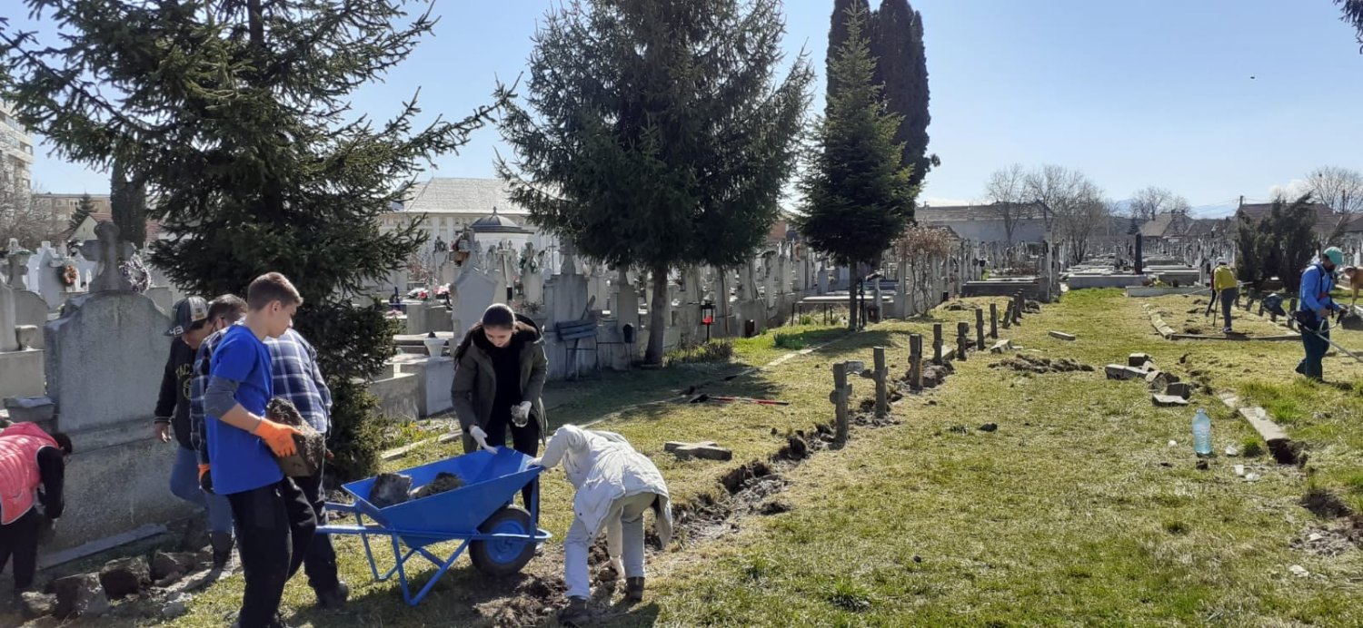 Mormintele eroilor din cimitirul vechi al Făgăraşului au fost curăţate de tineri voluntari 168967