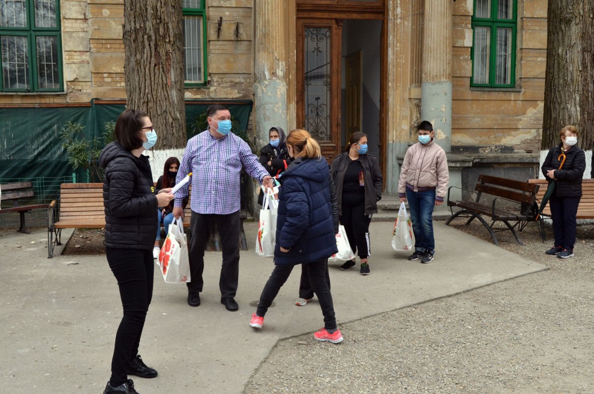 Daruri pentru familii nevoiașe de la parohii bucureștene 169479