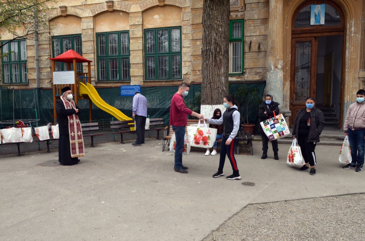 Daruri pentru familii nevoiașe de la parohii bucureștene 169480
