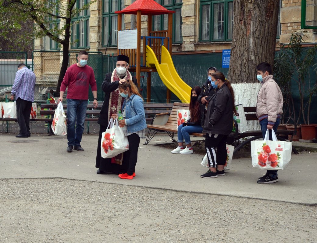 Daruri pentru familii nevoiașe de la parohii bucureștene 169481