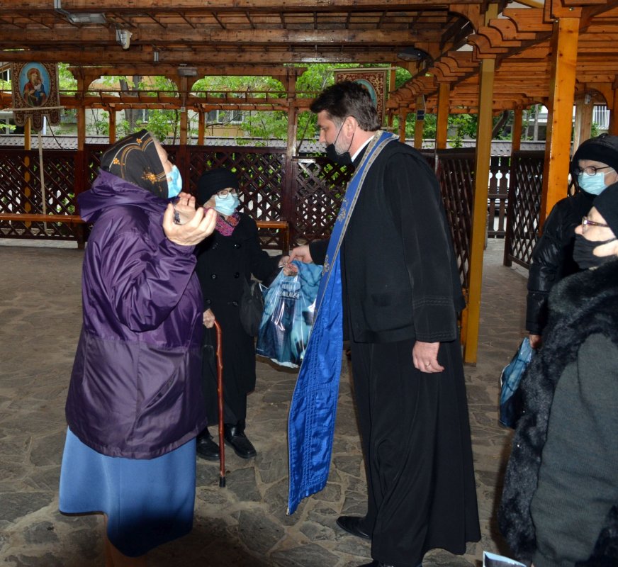 Daruri pentru familii nevoiașe de la parohii bucureștene 169482