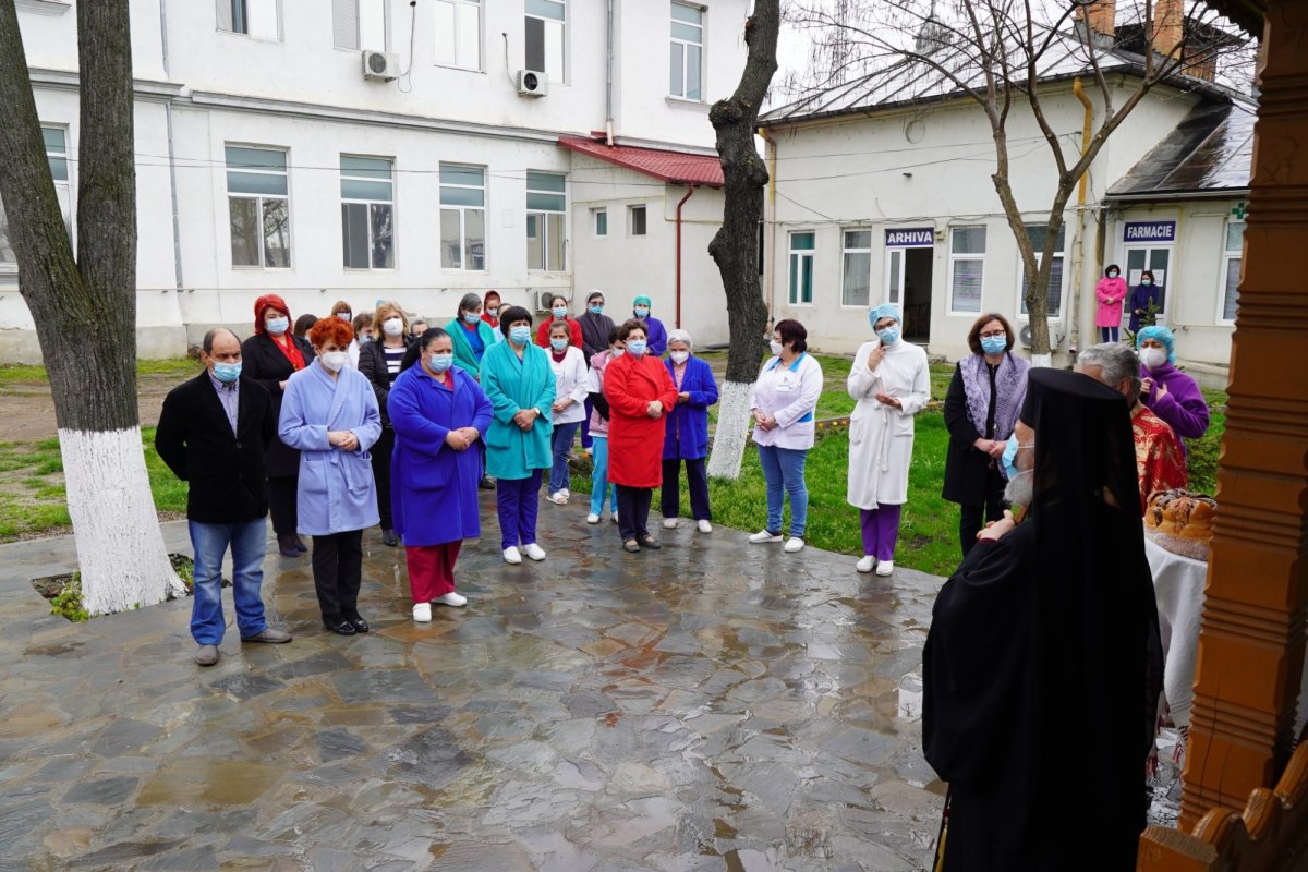 Rugăciune şi filantropie la hramul catedralei din Tecuci  169305