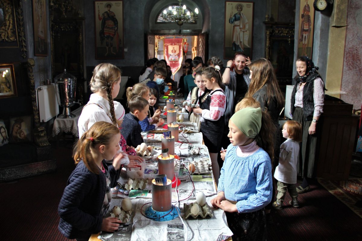 Șezătoarea de scris pe ouă a enoriașilor din Hărpăşeştii Iaşilor 169600