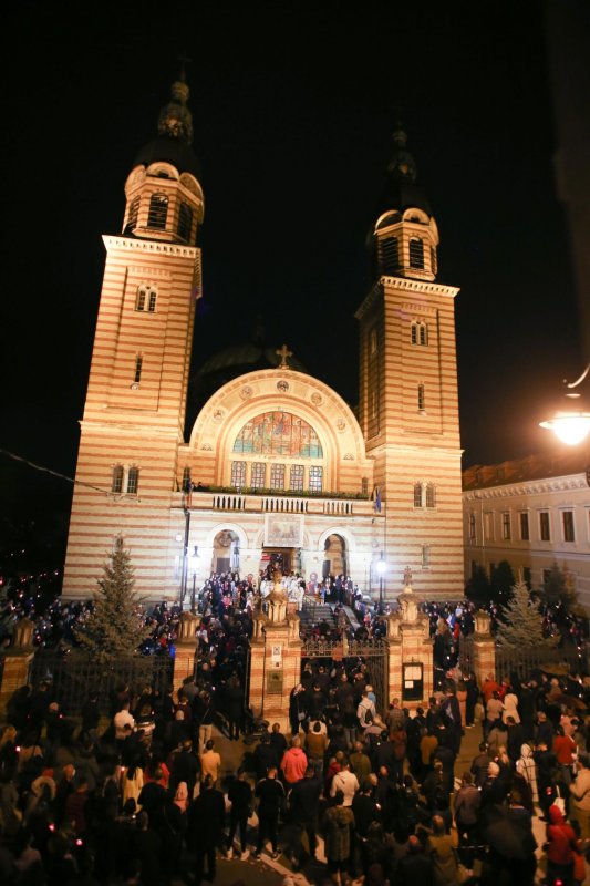 „Să ne exprimăm bucuria Învierii şi să o mărturisim prin salutul «Hristos a înviat!»” 170095