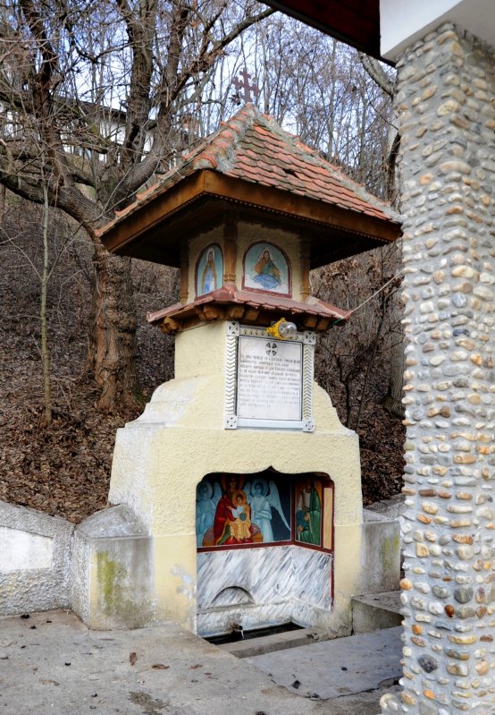 Ape și izvoare vindecătoare de la noi, căutate de credincioși  170276