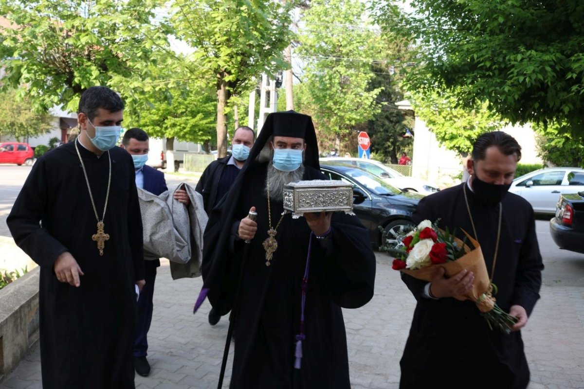 Aducerea moaştelor Sfântului Ierarh Nicolae la o parohie din Amara 170325