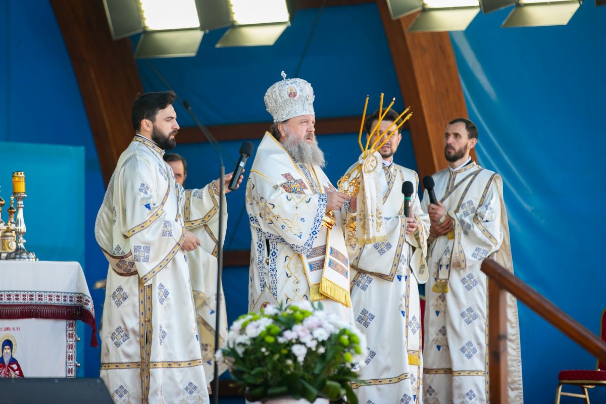 Sfinţirea apei în Vinerea Luminată pe Dealul Patriarhiei 170389