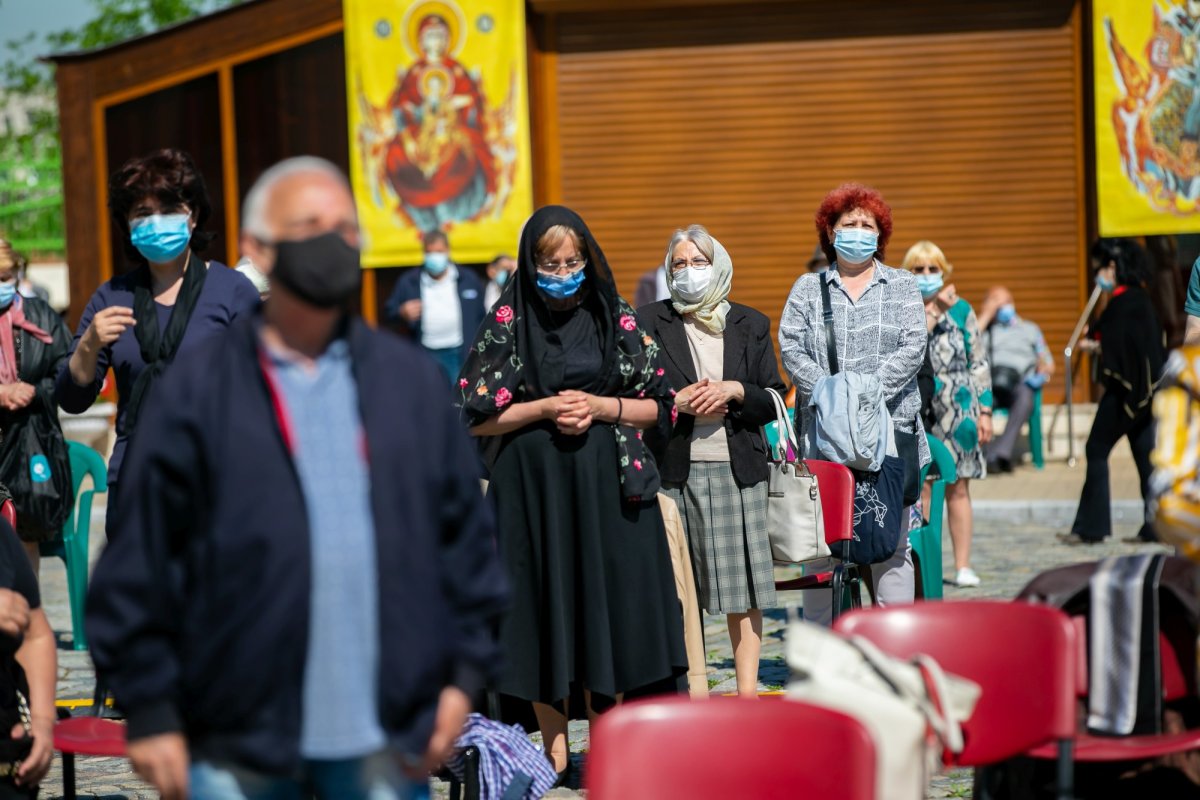 Sfinţirea apei în Vinerea Luminată pe Dealul Patriarhiei 170410