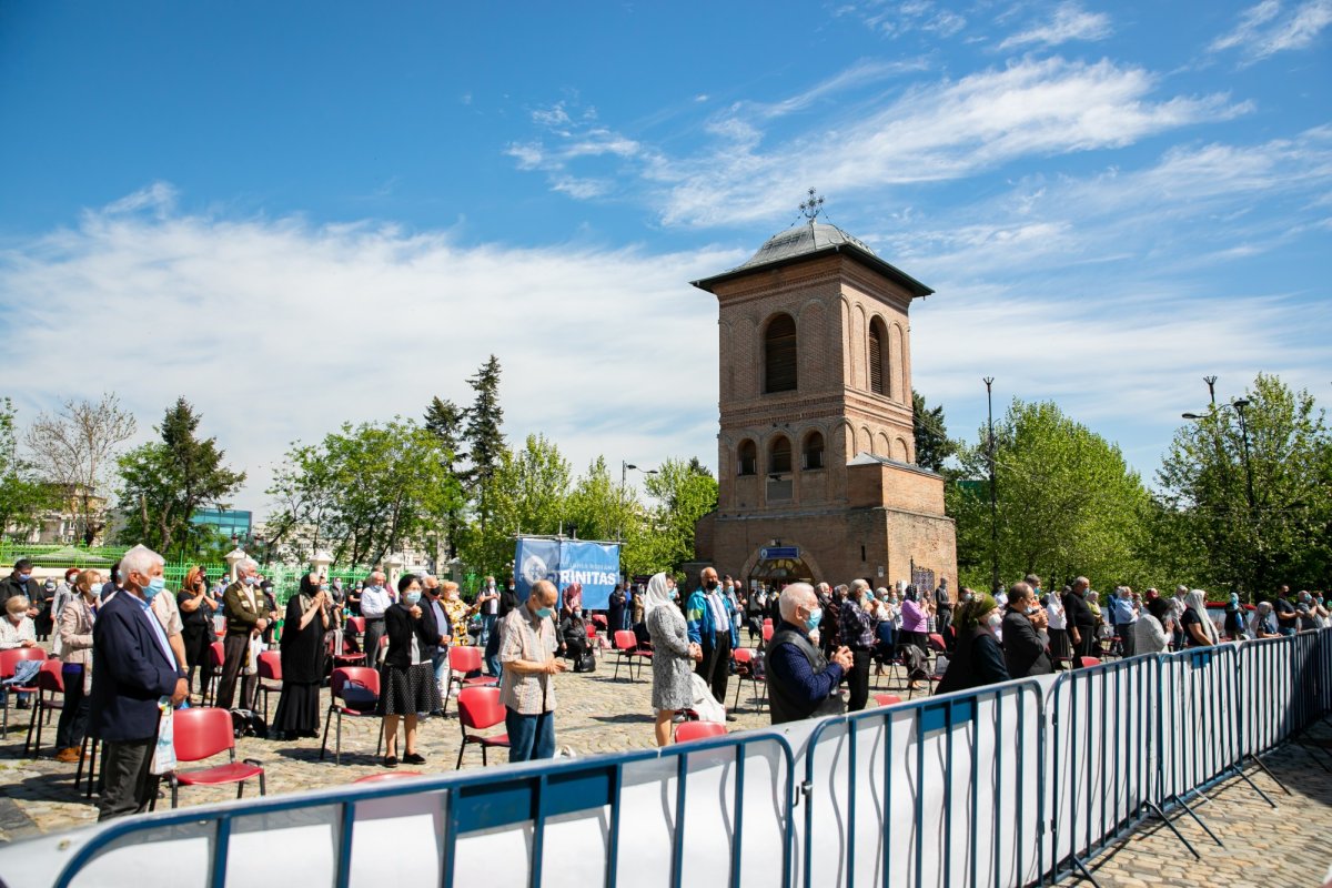 Sfinţirea apei în Vinerea Luminată pe Dealul Patriarhiei 170413