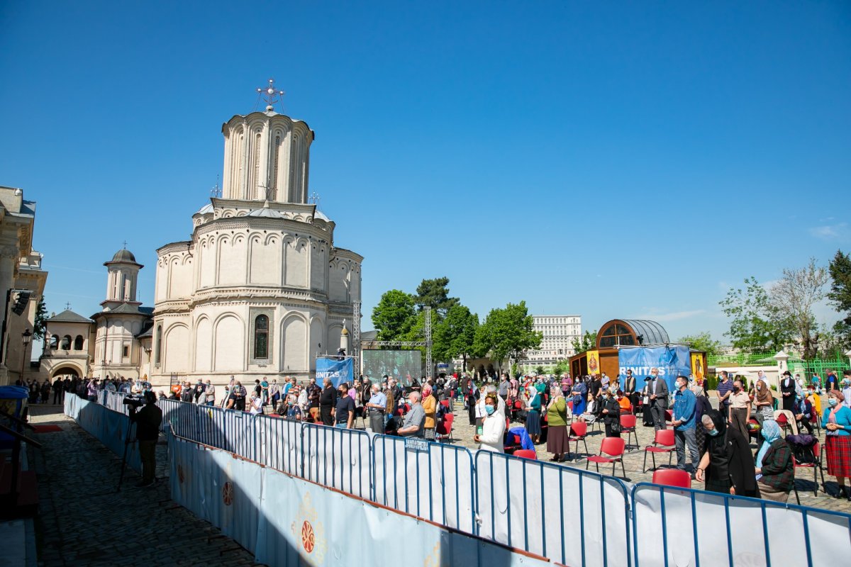 Sfinţirea apei în Vinerea Luminată pe Dealul Patriarhiei 170414