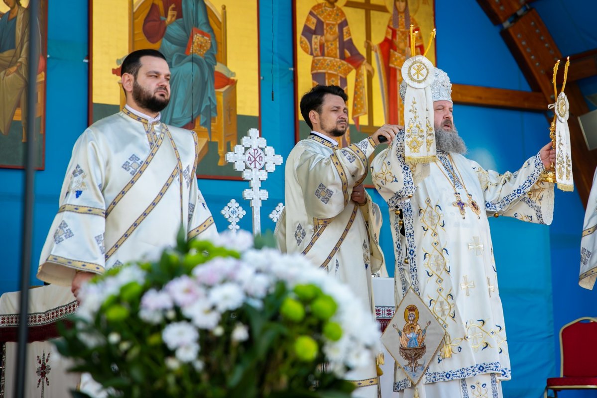 Sfinţirea apei în Vinerea Luminată pe Dealul Patriarhiei 170415