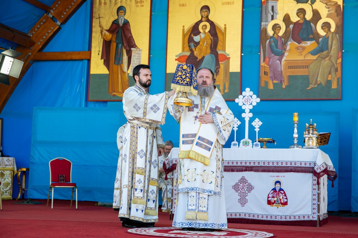 Sfinţirea apei în Vinerea Luminată pe Dealul Patriarhiei 170416