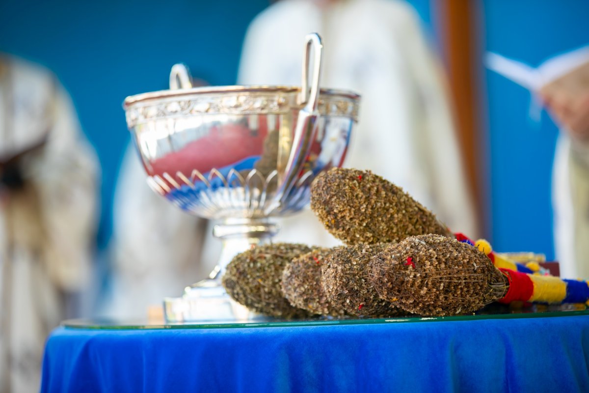 Sfinţirea apei în Vinerea Luminată pe Dealul Patriarhiei 170424