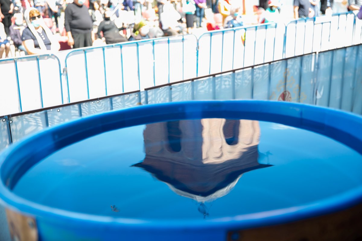 Sfinţirea apei în Vinerea Luminată pe Dealul Patriarhiei 170426