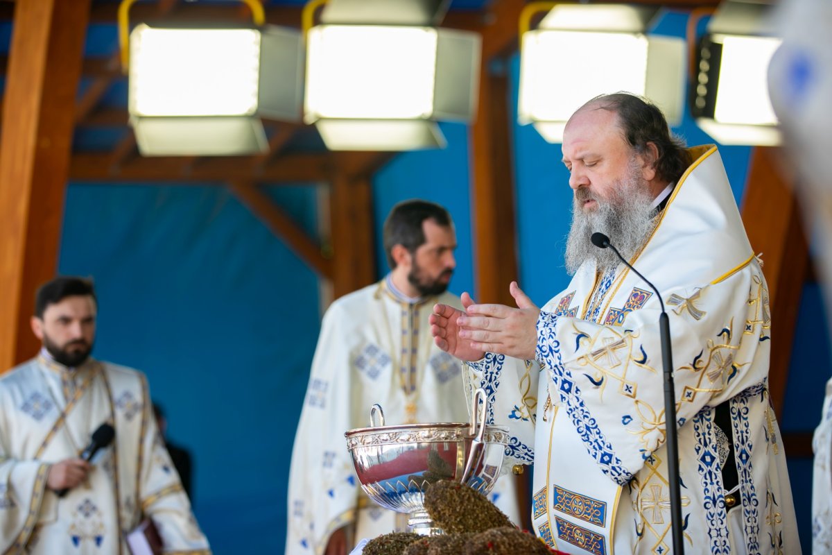 Sfinţirea apei în Vinerea Luminată pe Dealul Patriarhiei 170431