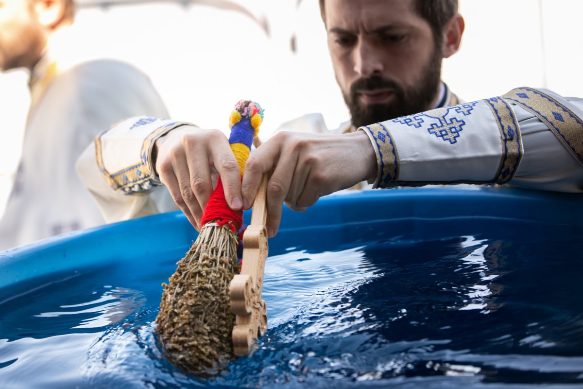 Sfinţirea apei în Vinerea Luminată pe Dealul Patriarhiei 170436