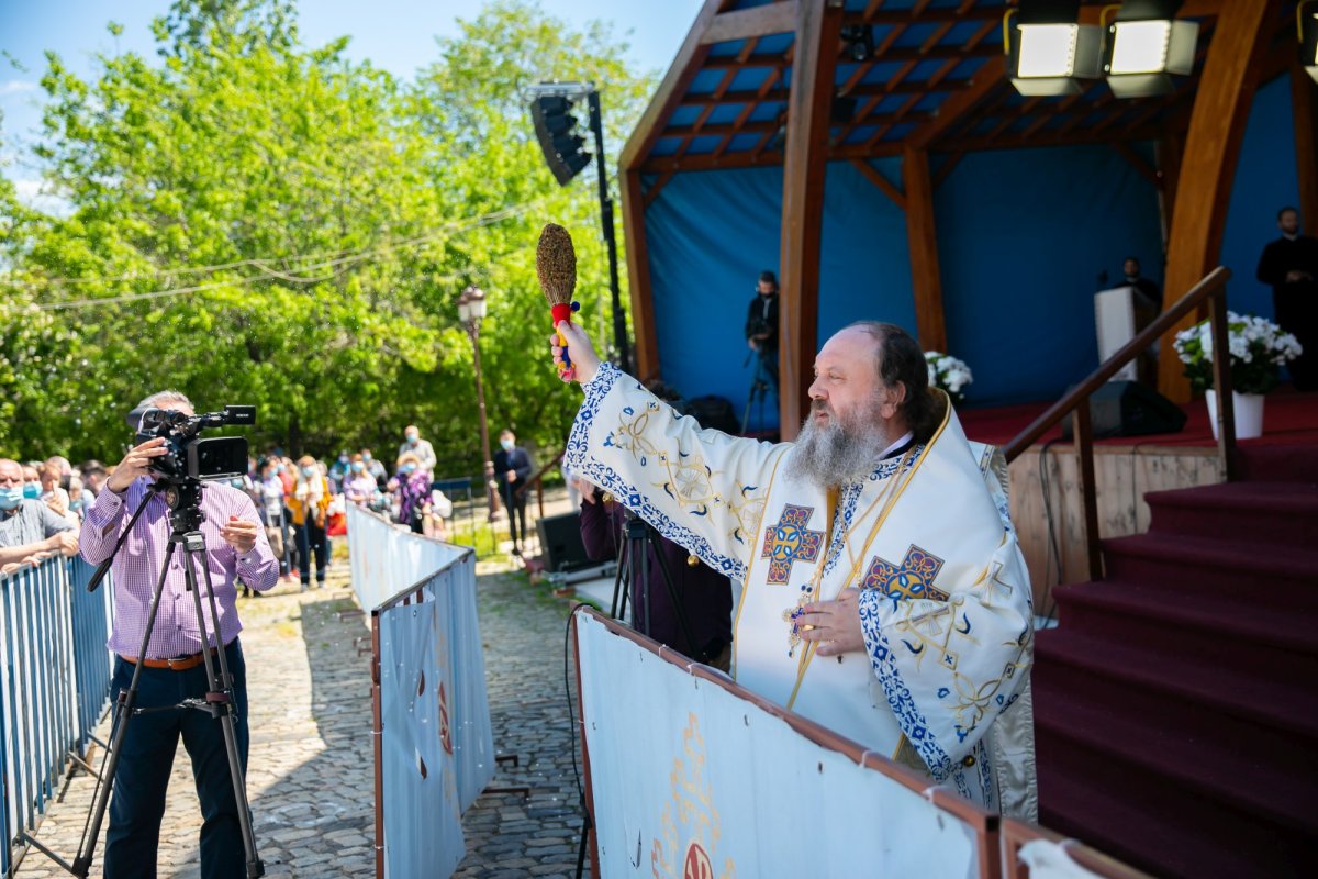 Sfinţirea apei în Vinerea Luminată pe Dealul Patriarhiei 170447